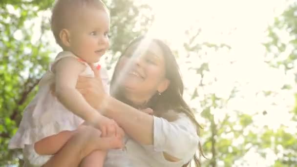Мать и ребенок на открытом воздухе — стоковое видео