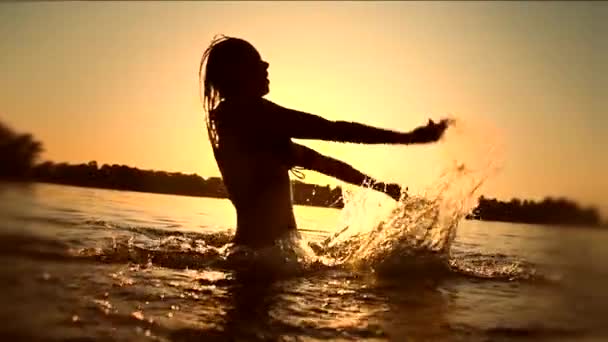 Ragazza nuotare sulla spiaggia estiva — Video Stock