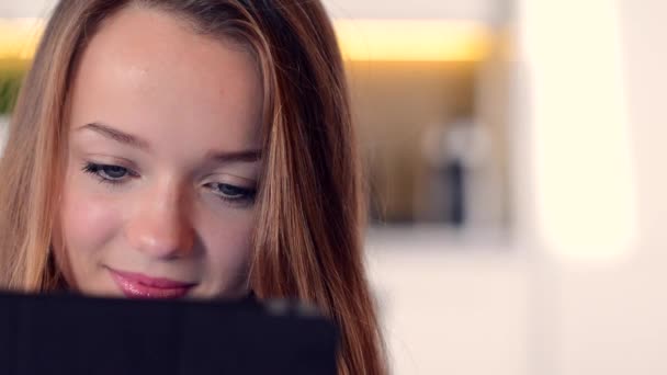 Menina adolescente usando tablet — Vídeo de Stock