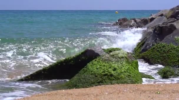 Olas del mar Mediterráneo sobre la playa . — Vídeos de Stock