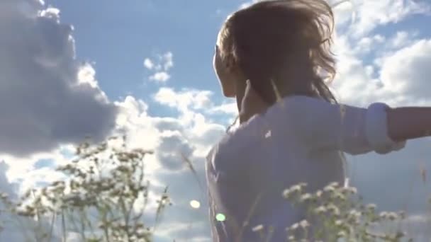 Young woman over cloudy sky — Stock Video