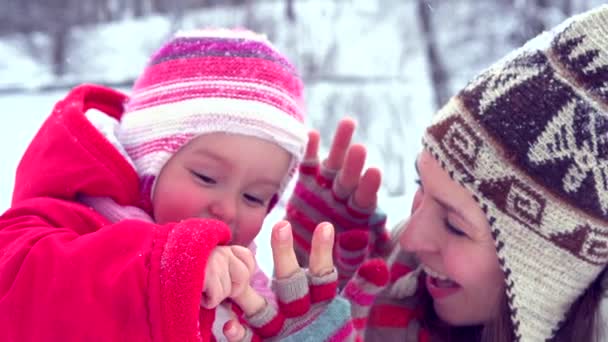 Familia de invierno divirtiéndose al aire libre — Vídeo de stock