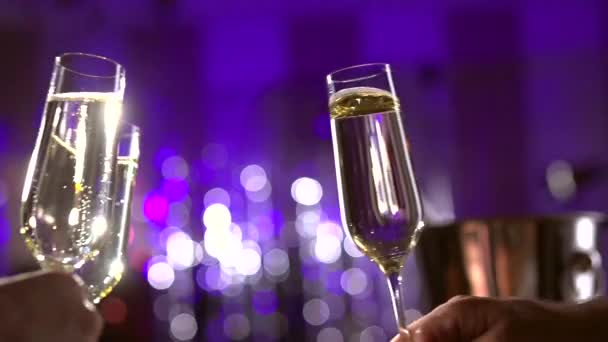 Glas med bubblande Champagne — Stockvideo