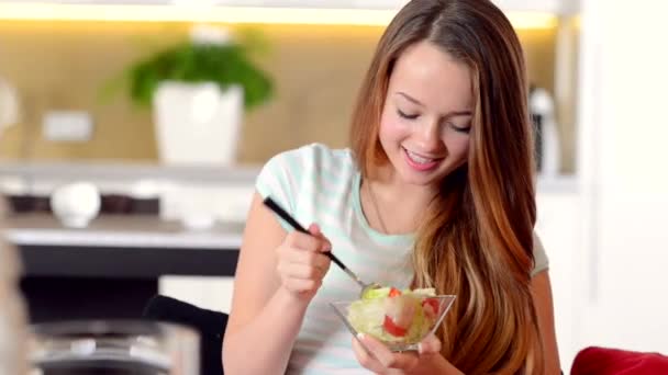 Menina bonita comer salada de legumes . — Vídeo de Stock