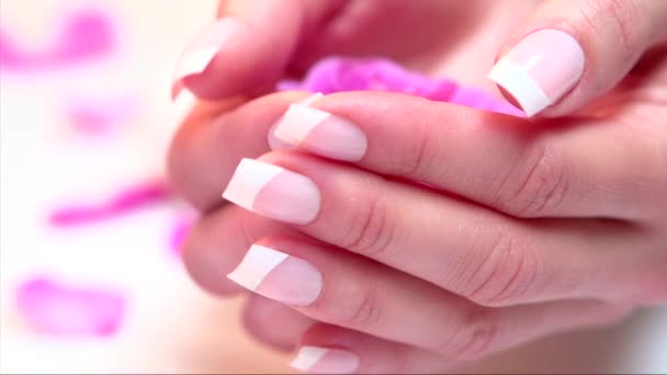 Uñas de mujer con manicura francesa — Vídeos de Stock