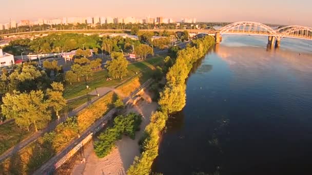 Pont ferroviaire sur la rivière Dniepr . — Video