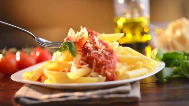 Makaron penne z bolognese — Wideo stockowe