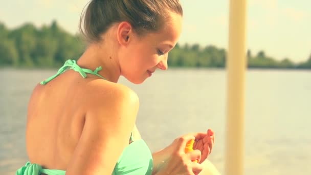 日焼け止めクリームを持つ若い女性 — ストック動画