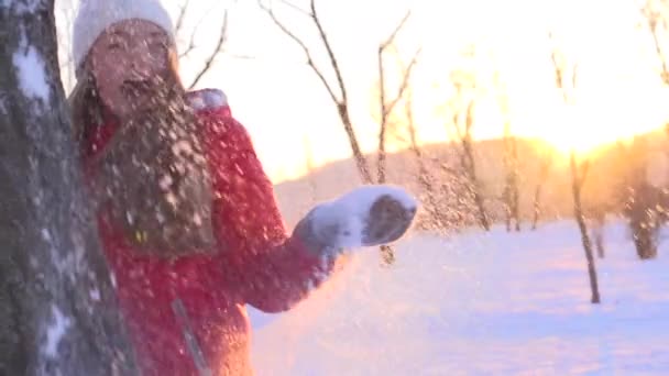 Alegre chica lanzando nieve — Vídeos de Stock