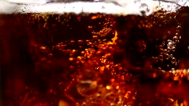 Cola mit Eishintergrund — Stockvideo
