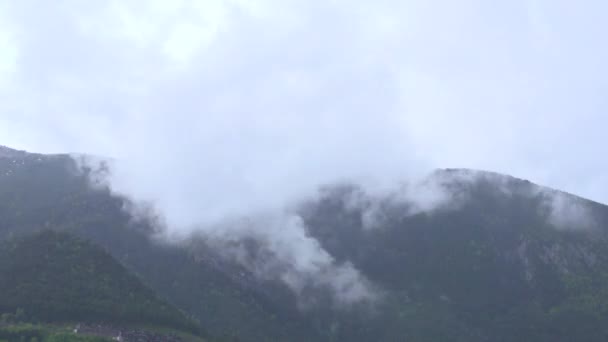 Nuvole di pioggia sulle montagne . — Video Stock