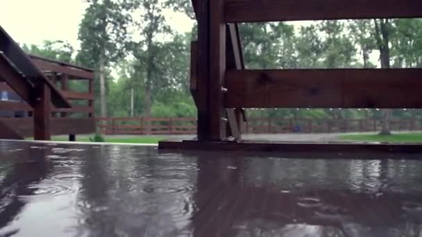 Plassen op het terras in de regen — Stockvideo