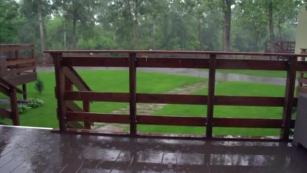 Puddles en la terraza bajo la lluvia — Vídeo de stock