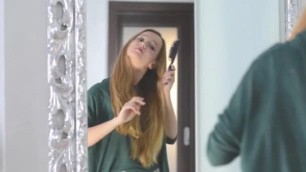 Teenage girl brushing hair — Stock Video