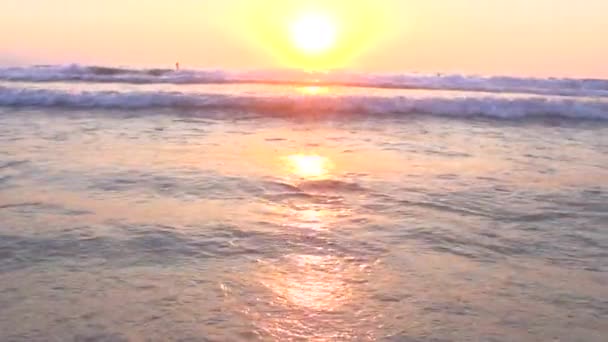 Ondas oceánicas rodadas en playa de arena — Vídeo de stock