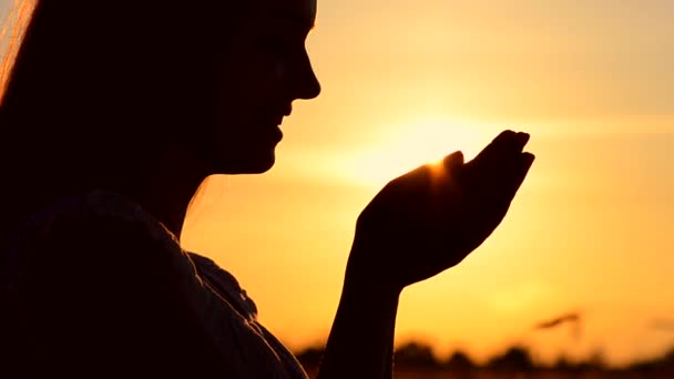 depositphotos_74721357-stock-video-woman-hand-catching-sun.jpg