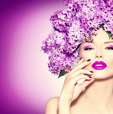 Eflatun çiçekler saç modeli ile kız