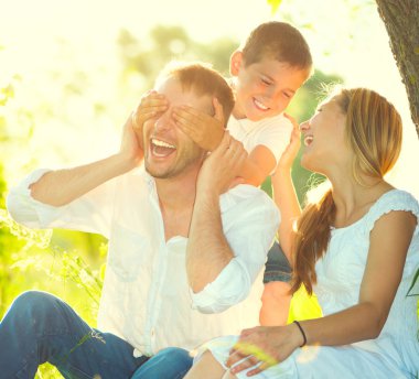 Aile dışarıda eğleniyor.