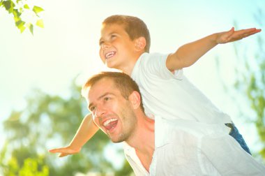 Baba oğul eğleniyor.