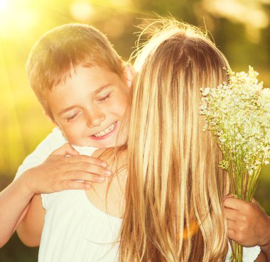 Anne ve oğlu ile buket çiçek