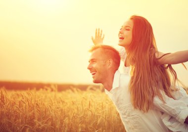 Mutlu çift o dışarıda eğleniyor