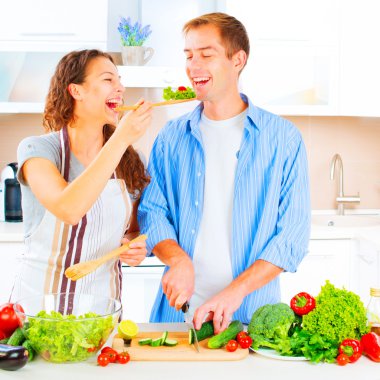 Mutfakta birlikte yemek pişiren çift.