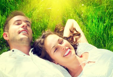 ouple yeşil çimenlerin üzerinde rahatlatıcı