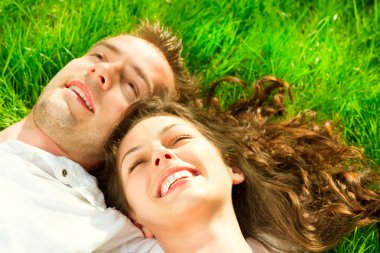 ouple yeşil çimenlerin üzerinde rahatlatıcı