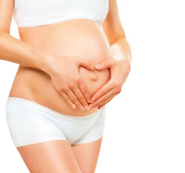 Hamile kadın kucağında bebek şişliği taşıyor.