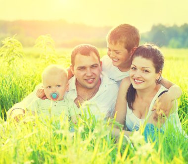 Yaz parkında mutlu bir aile