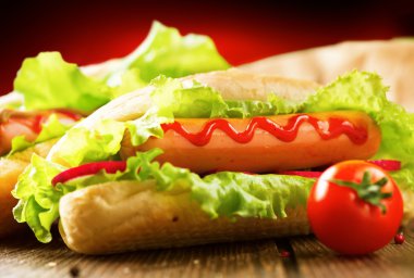 Ketçap ve hardal ile ızgara hotdog