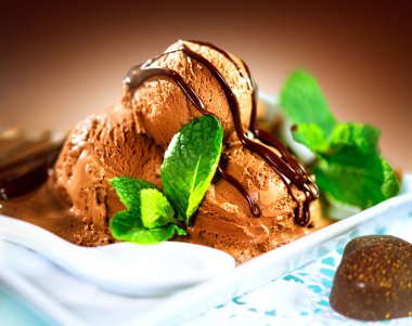 Kahverengi çikolata dondurma kaşık toz