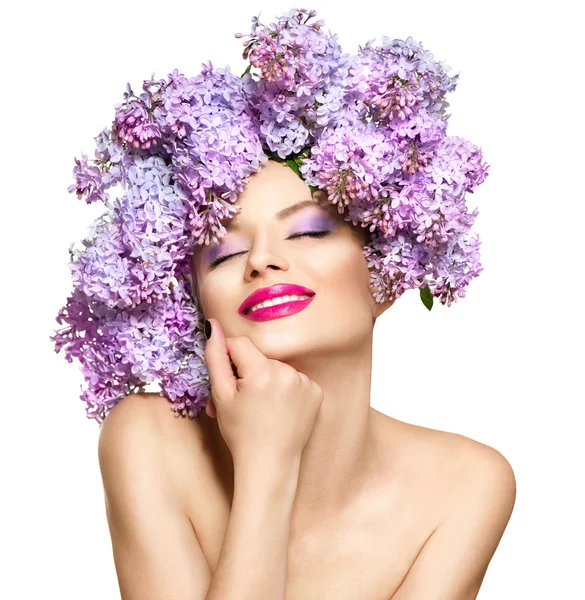 Meisje met lila bloemen kapsel — Stockfoto