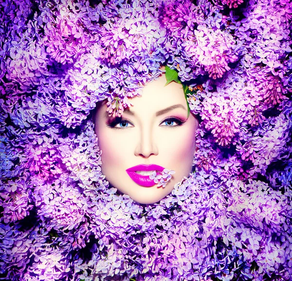 Mädchen mit lila Blumen Frisur — Stockfoto