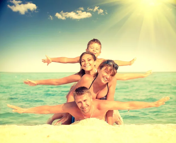 Felice famiglia divertendosi in spiaggia . — Foto Stock