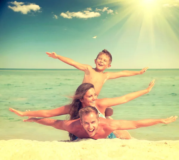 Família se divertindo na praia . — Fotografia de Stock