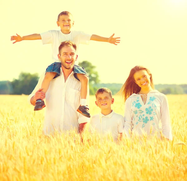 Família no campo de verão de trigo — Fotografia de Stock