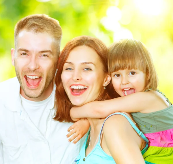 Giovane famiglia all'aperto — Foto Stock