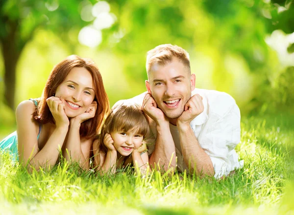 Famiglia nel parco estivo — Foto Stock