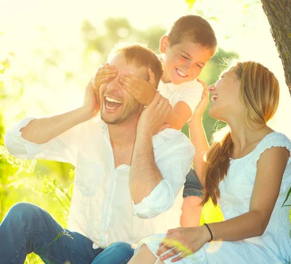 Семья веселится на открытом воздухе — стоковое фото