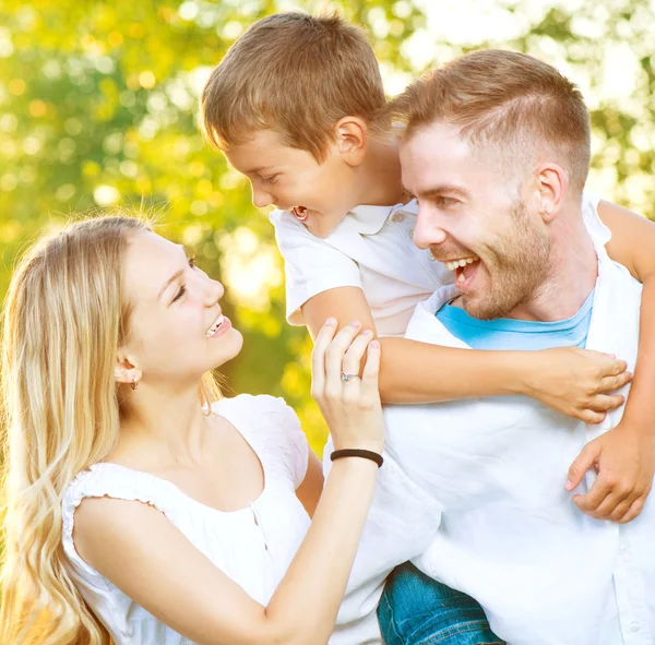 Família se divertindo ao ar livre — Fotografia de Stock