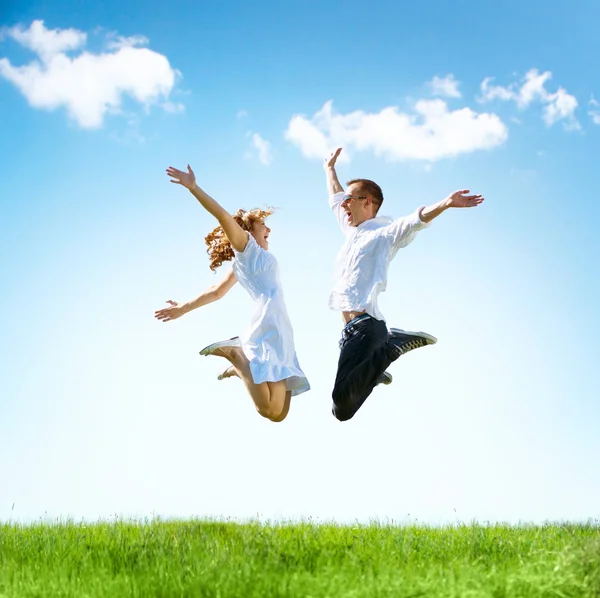 Familia de salto en el campo verde — Foto de Stock