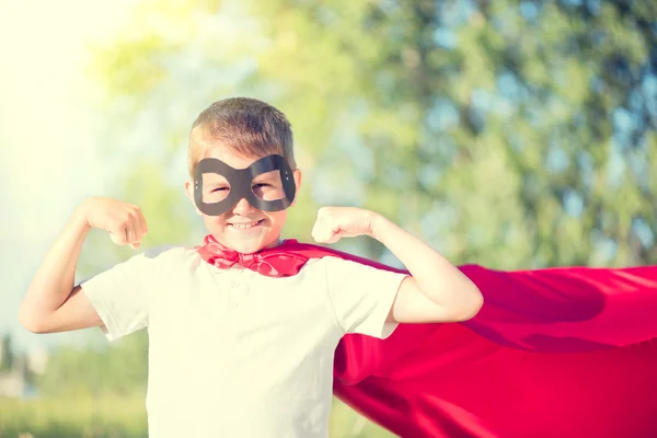 Маленький мальчик в костюме супергероя — стоковое фото