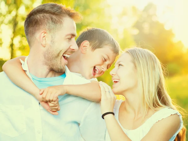 Familjen har roligt utomhus — Stockfoto