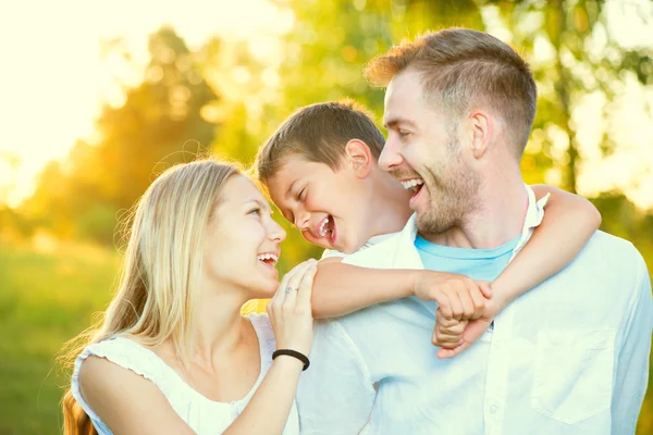 Familia divirtiéndose al aire libre — Foto de Stock