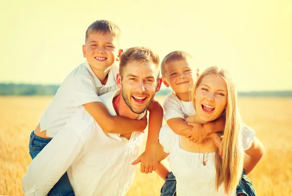 Familia en campo de verano de trigo — Foto de Stock