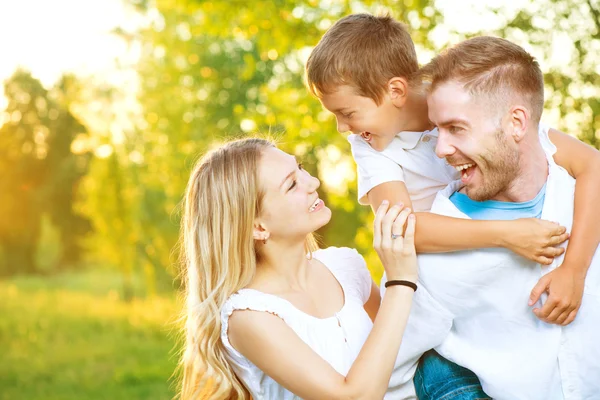 Giovane famiglia divertirsi all'aperto — Foto Stock