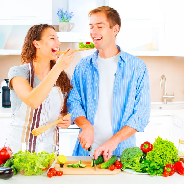 Casal cozinhar juntos na cozinha — Fotografia de Stock