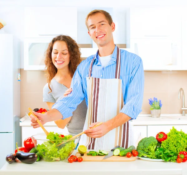 Пара приготовления пищи вместе на кухне — стоковое фото