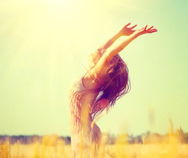 Chica al aire libre disfrutando de la naturaleza — Foto de Stock